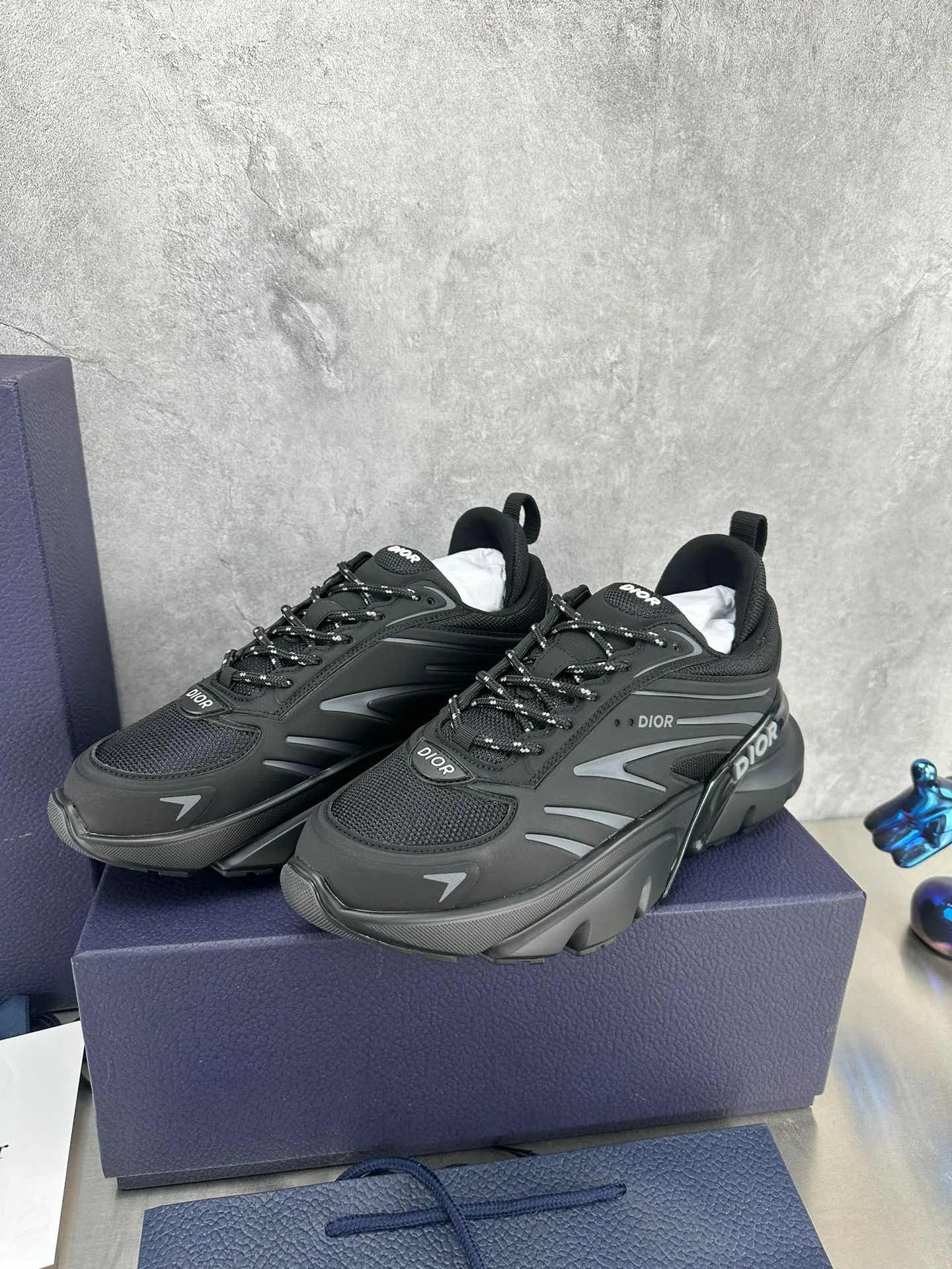 👟👟Ex-factory price 680👟👟 Dior B44 Blade sneakers for couples, a one-to-one replica of the original version. Embellishing the lifestyle capsule collection designed by lewishamilton, the dior B44 Blade sneaker is characterized by 2000s-inspired curves and a strong sense of volume. Promising a sporty yet retro-futuristic feel, they come in microfiber and canvas inlays and are embellished with the 'Dior' signature. These unique pieces, embellished with blades, capture the twisted beauty of the running world. The B44 Blade sneaker features a generous, voluminous silhouette inspired by the 2000s. Made from technical mesh, the upper features tonal technical fabric panels and features contrasting blade inserts on the sole for a running element. The Dior logo is featured on the upper, heel and sides. Two-tone laces and supportive socks accentuate its sporty aesthetic, giving the sneaker an ultra-modern edge to elevate its casual look. Couple size: 35-40, male 39-45